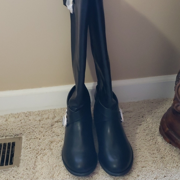 Boots - Picture 2 of 7